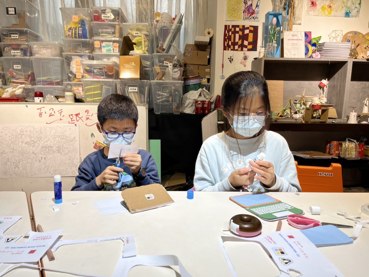 Kuvassa voi olla 2 henkilöä ja sisätila