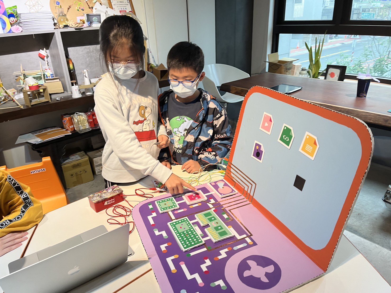 Kuvassa voi olla 3 henkilöä ja sisätila