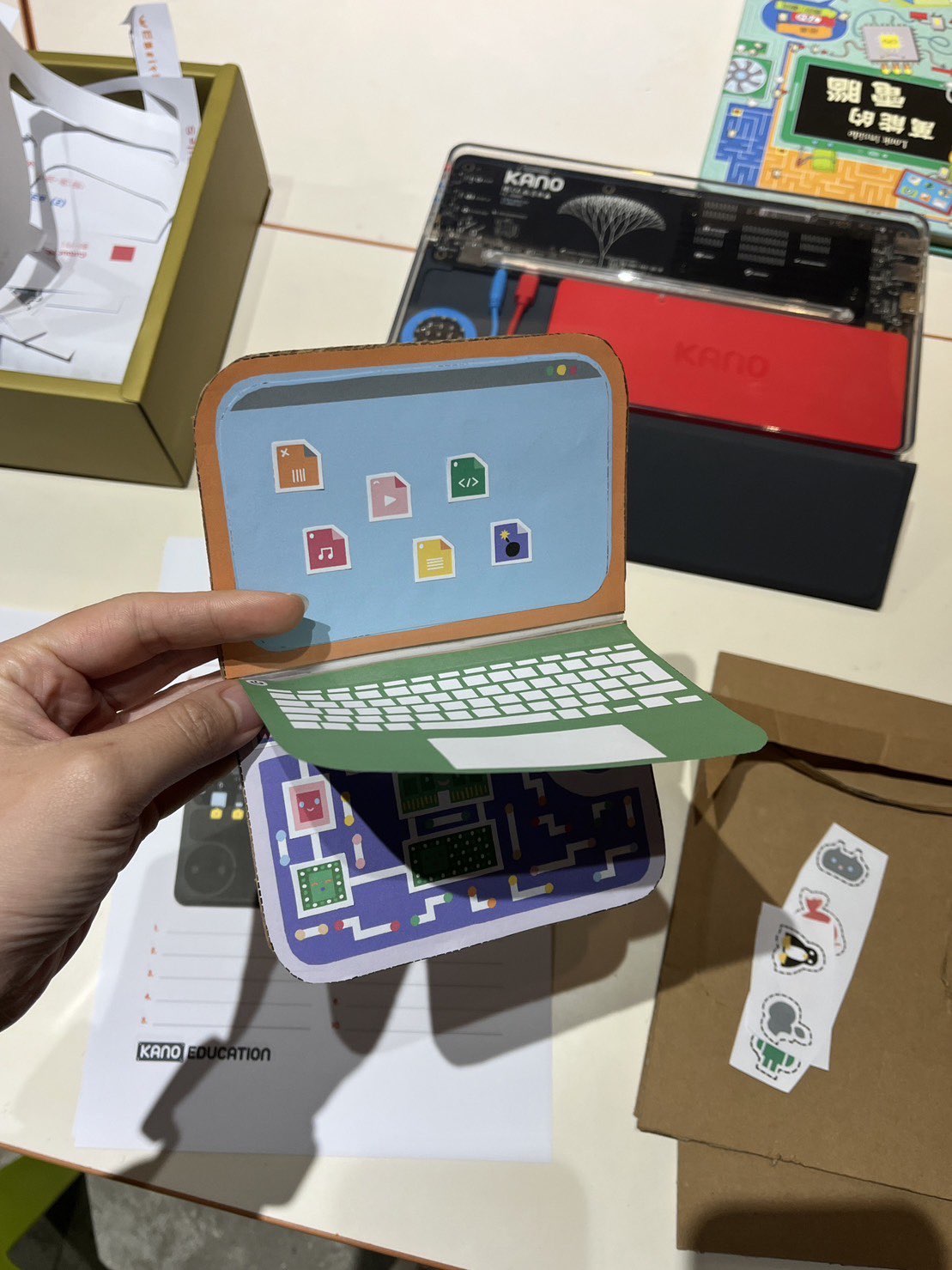 Kuvassa voi olla kannettava tietokone, puhelin ja näyttö