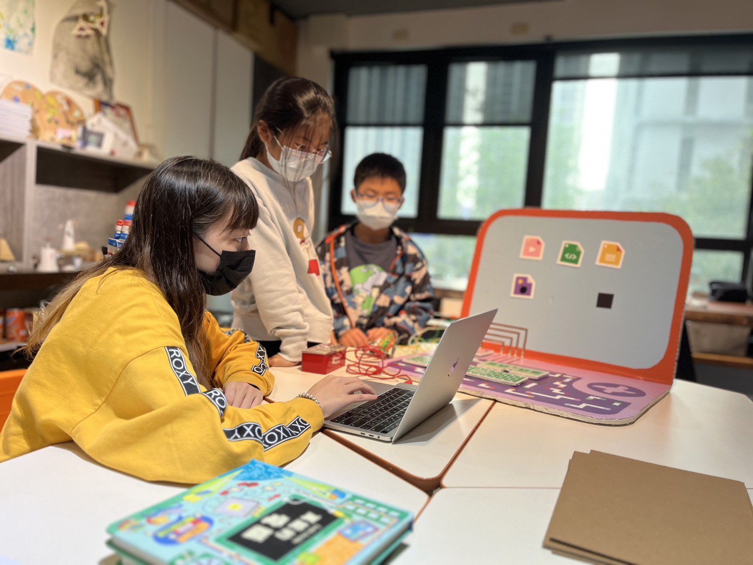 Kuvassa voi olla 3 henkilöä, lapsi, istuvat ihmiset, seisovat ihmiset ja sisätila