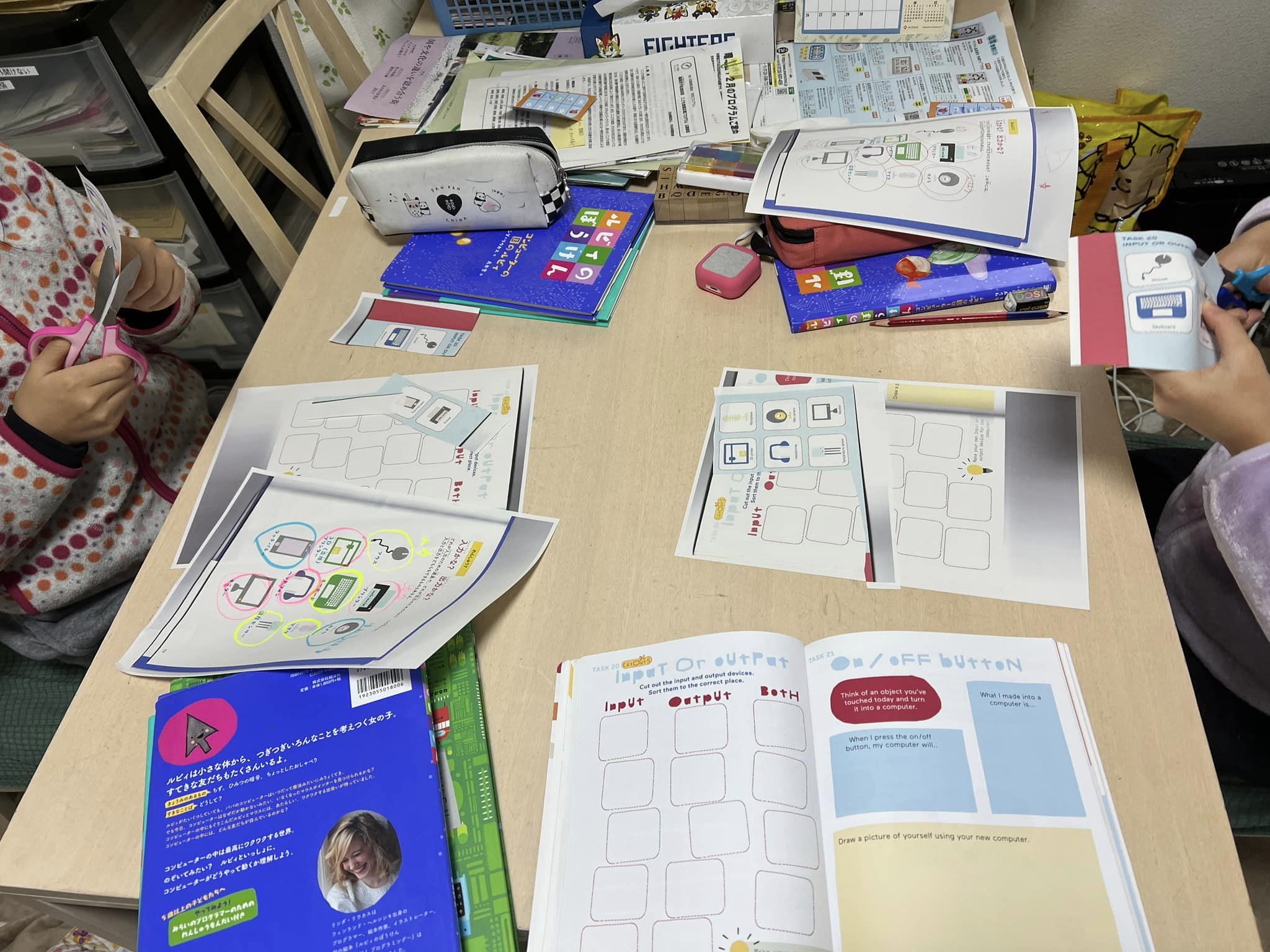 Kuvassa voi olla 3 henkilöä, opiskelijat, lelu ja teksti