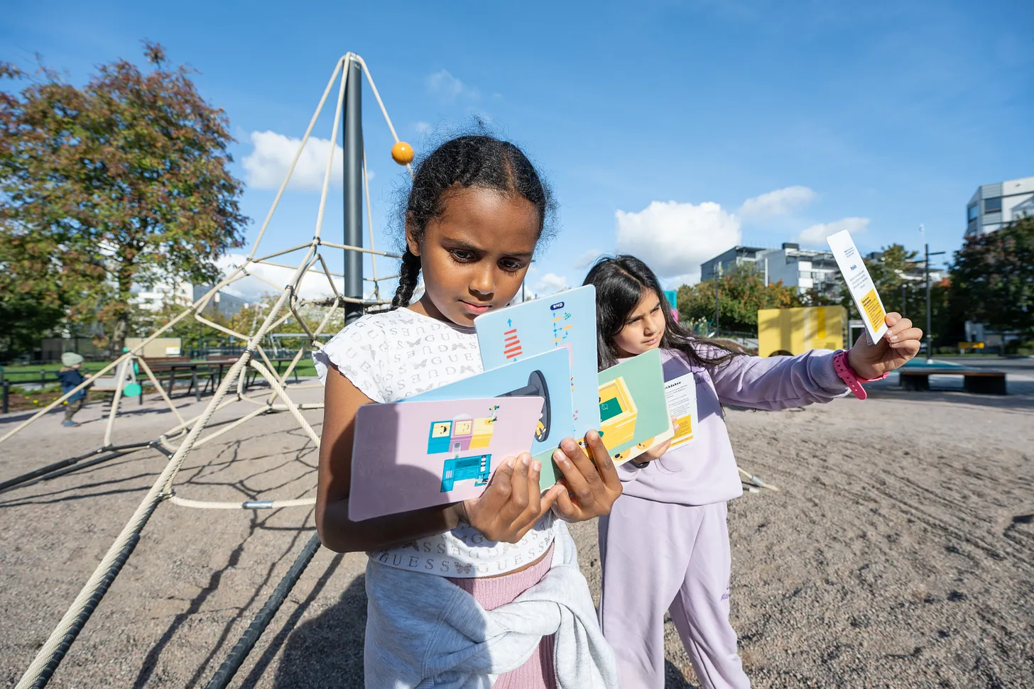 Ruoholahti Playground, children playing with activity cards. Picture by: Sakari Röyskö / Helsinki